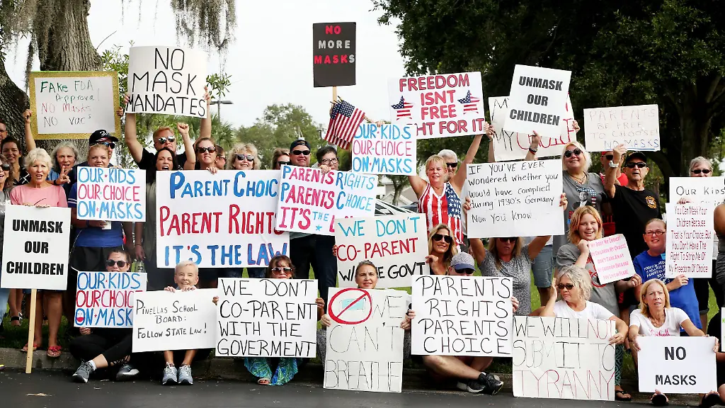 Unsere-Kinder-unsere-Wahl-steht-beispielsweise-auf-den-Wahlplakaten-von-Eltern-die-gegen-eine-Maskenpflicht-an-Schulen-demonstrieren