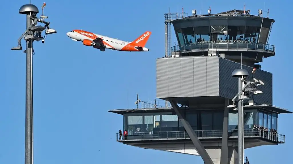 Ein-Passagierflugzeug-startet-von-der-Nordbahn-des-Flughafens-Berlin-Brandenburg-Willy-Brandt