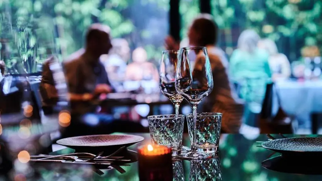 Gaeste-sitzen-im-Aussenbereich-eines-Restaurants