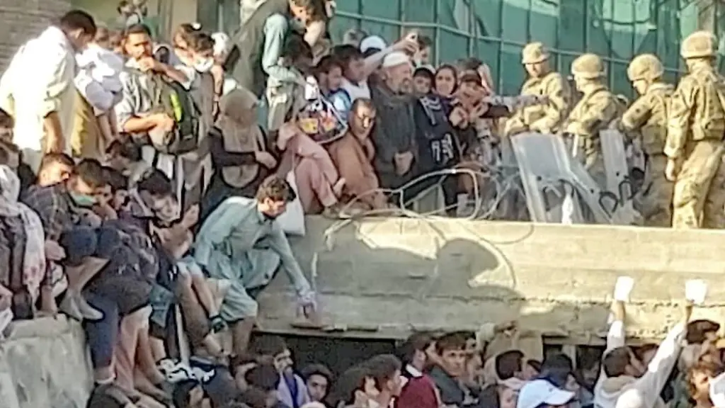 Schon-am-Vortag-versammelten-sich-sehr-viele-Menschen-um-noch-vor-dem-Abzugsstichtag-der-USA-das-Land-verlassen-zu-koennen