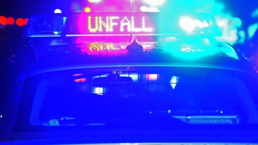 Polizei-Blaulicht-bei-Unfallaufnahme