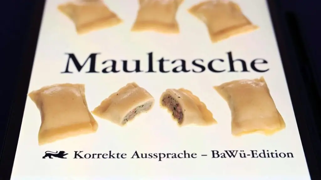 Auf-einem-iPad-liegen-kleine-Maultaschen