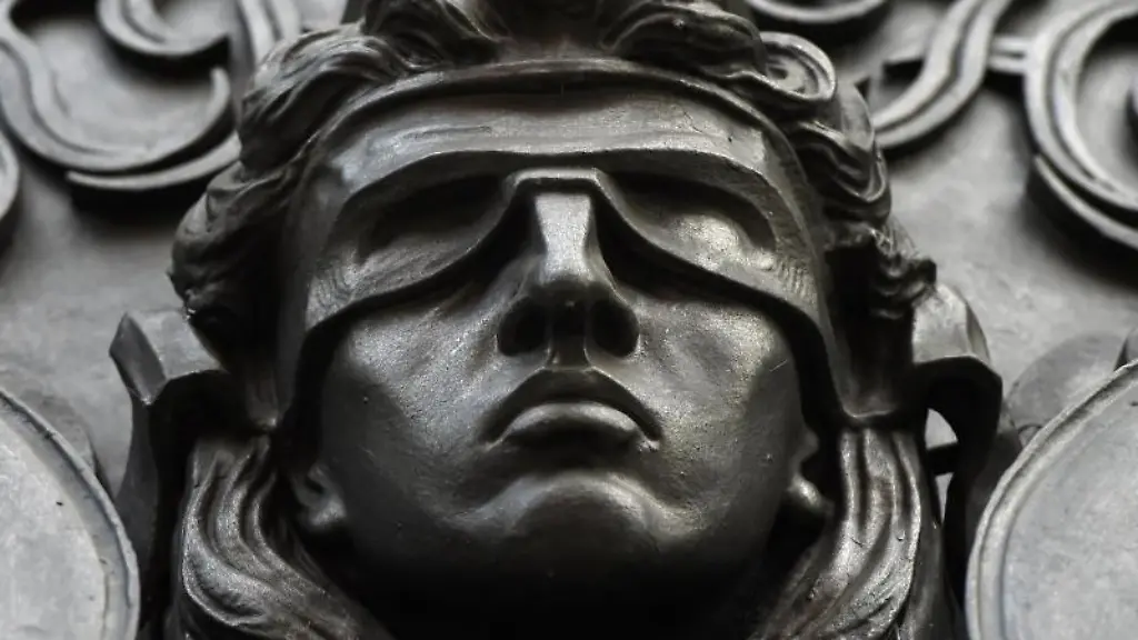 Eine-Figur-der-blinden-Justitia