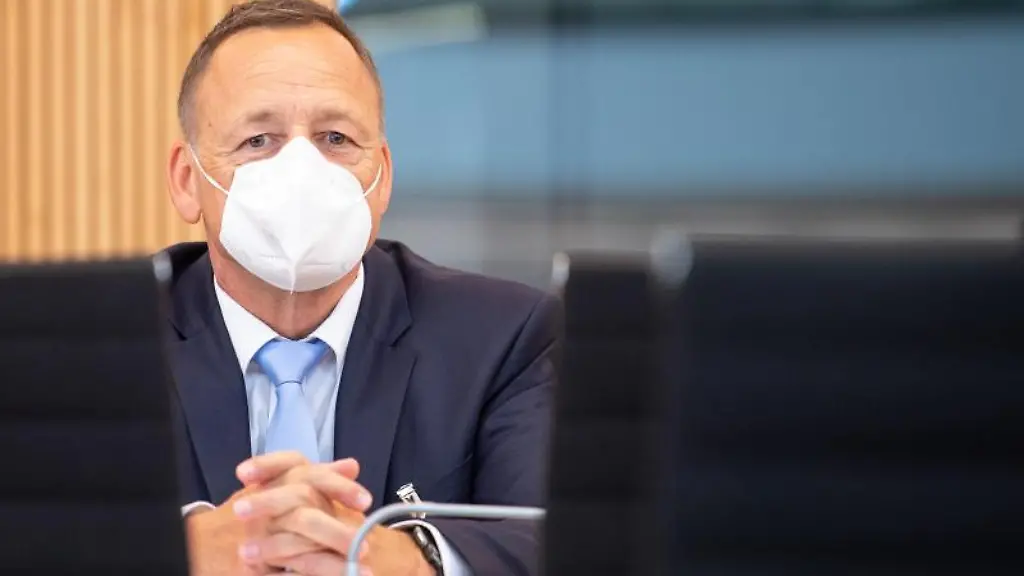 Der-Wiesbadener-Polizeipraesident-Stefan-Mueller-sitzt-im-Landtag-von-Hessen