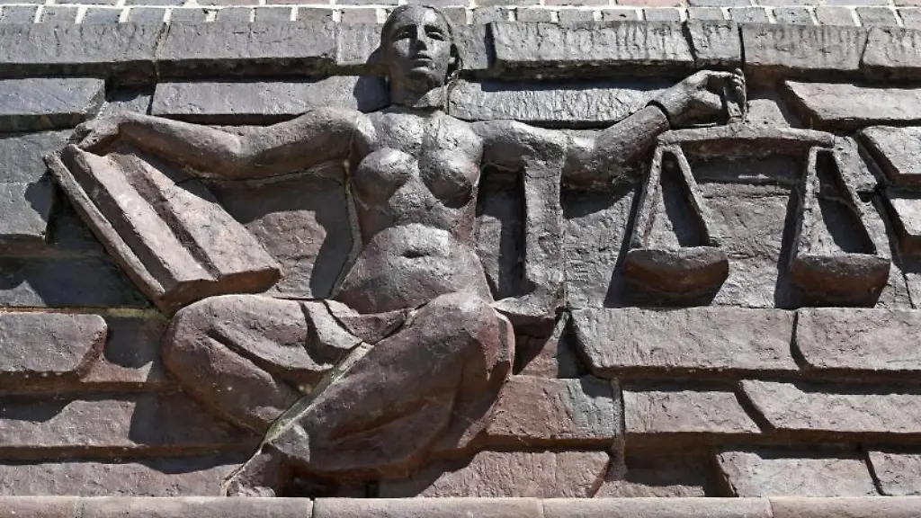 Blick-auf-die-Justitia-ueber-dem-Eingang-eines-Landgerichts