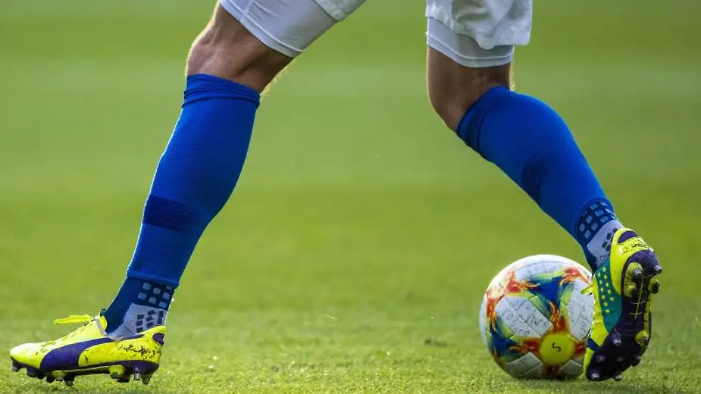 Ein-Fussballspieler-ist-am-Ball