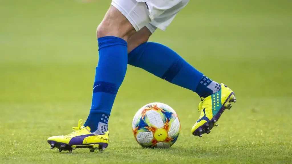 Ein-Fussballspieler-spielt-den-Ball