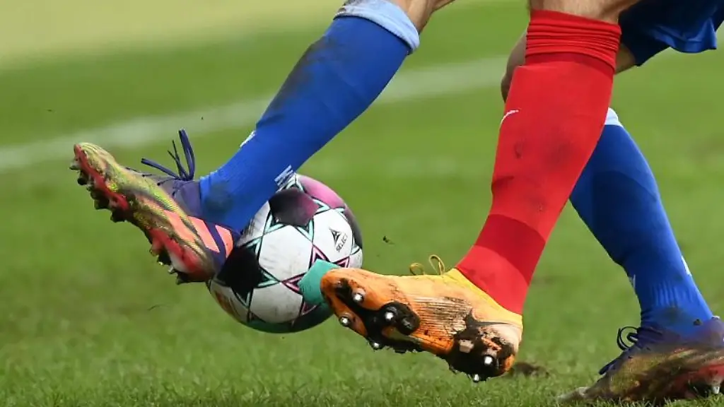 Zwei-Fussballspieler-kaempfen-um-den-Ball