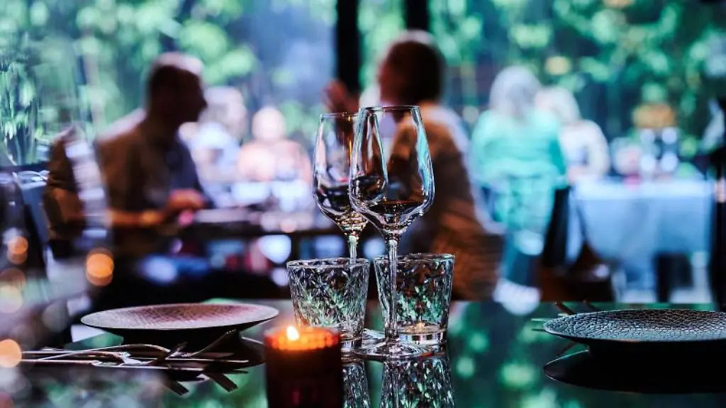 Gaeste-sitzen-im-Aussenbereich-eines-Restaurants