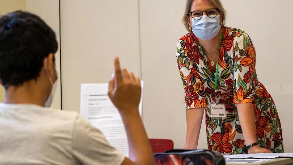 Die-rheinland-pfaelzische-Bildungsministerin-Stefanie-Hubig-SPD-zu-Besuch-im-Rabanus-Maurus-Gymnasium-in-Mainz