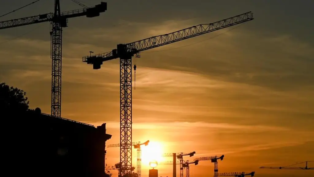 Baukraene-bei-Sonnenuntergang