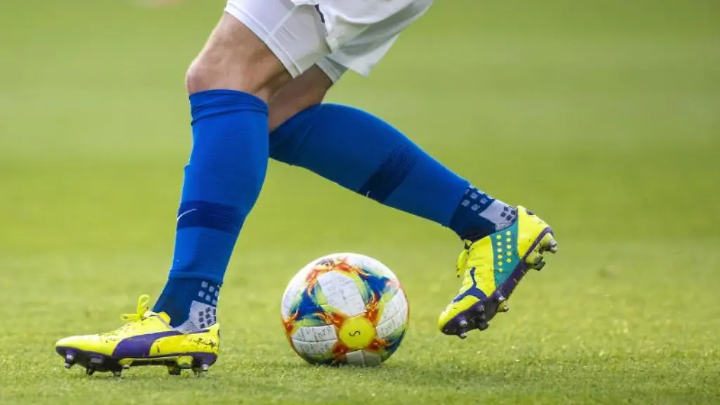 Ein-Fussballspieler-spielt-den-Ball