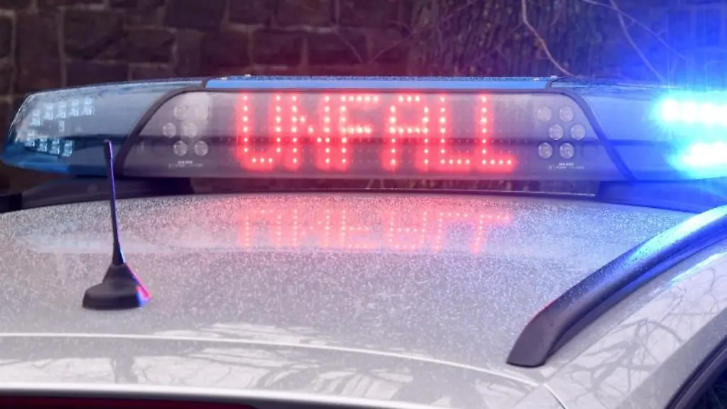 Die-Leuchtschrift-Unfall-ist-auf-dem-Dach-eines-Polizeiwagens-zu-sehen