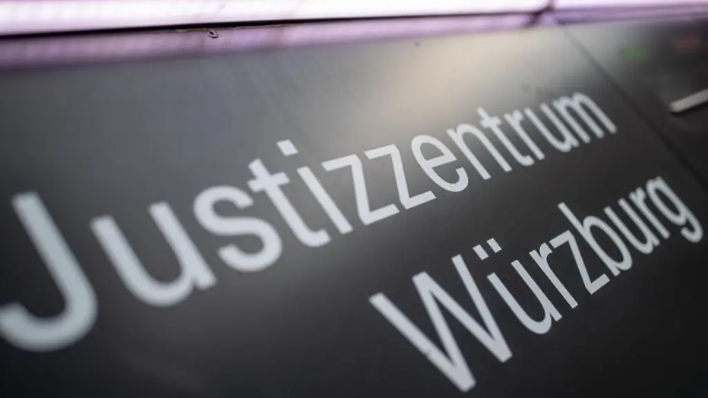 Justizzentrum-Wuerzburg-steht-auf-einem-Schild-im-Eingangsbereich-zum-Landgericht
