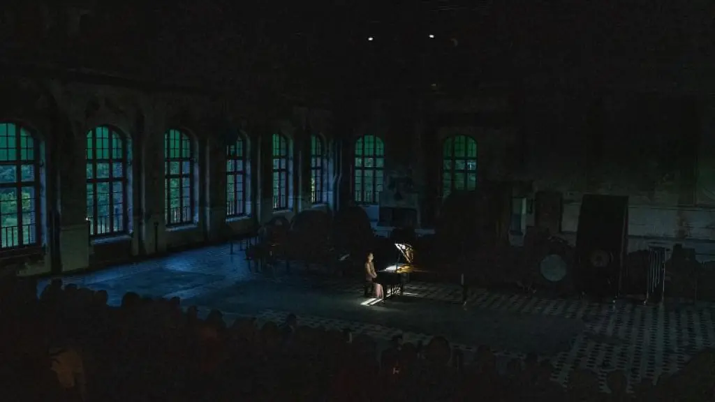 Mit-einem-Konzert-im-Morgengrauen-gespielt-von-Virginie-Dejos-in-der-riesigen-Maschinenhalle-Zweckel-in-Gladbeck-hat-die-neue-Ruhrtriennale-begonnen