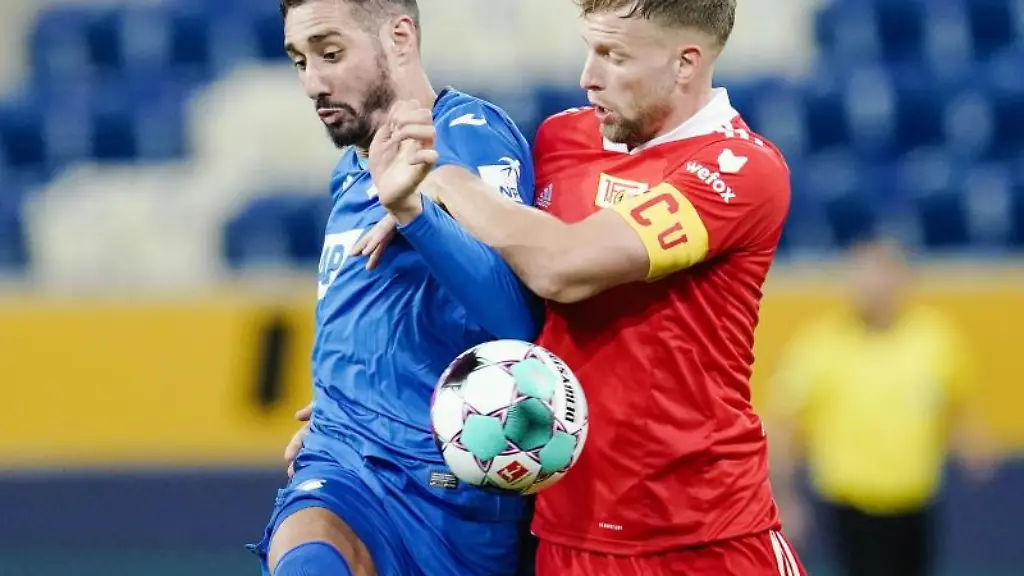 Ishak-Belfodil-l-und-Marvin-Friedrich-kaempfen-um-den-Ball