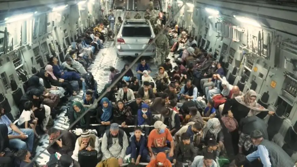 Eine-Videoaufnahme-von-Sky-News-zeigt-ein-Auto-inmitten-von-Menschen-beim-Evakuierungsflug-aus-Kabul