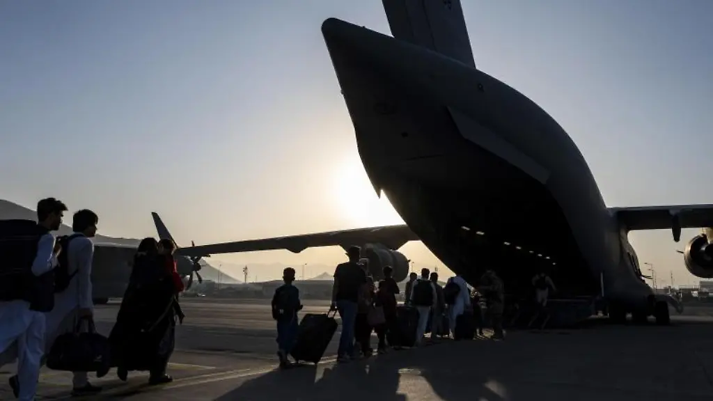 Afghanische-Fluechtlinge-waehrend-der-Evakuierung-vom-Hamid-Karzai-International-Airport-in-Kabul-Foto-Senior-Airman-Taylor-Crul-U-S