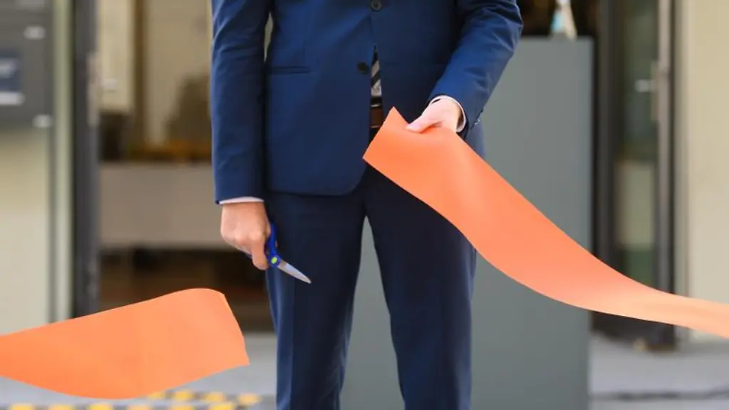 Michael-Kretschmer-CDU-Ministerpraesident-von-Sachsen-steht-nach-dem-Banddurchschnitt-vor-dem-Gebaeude