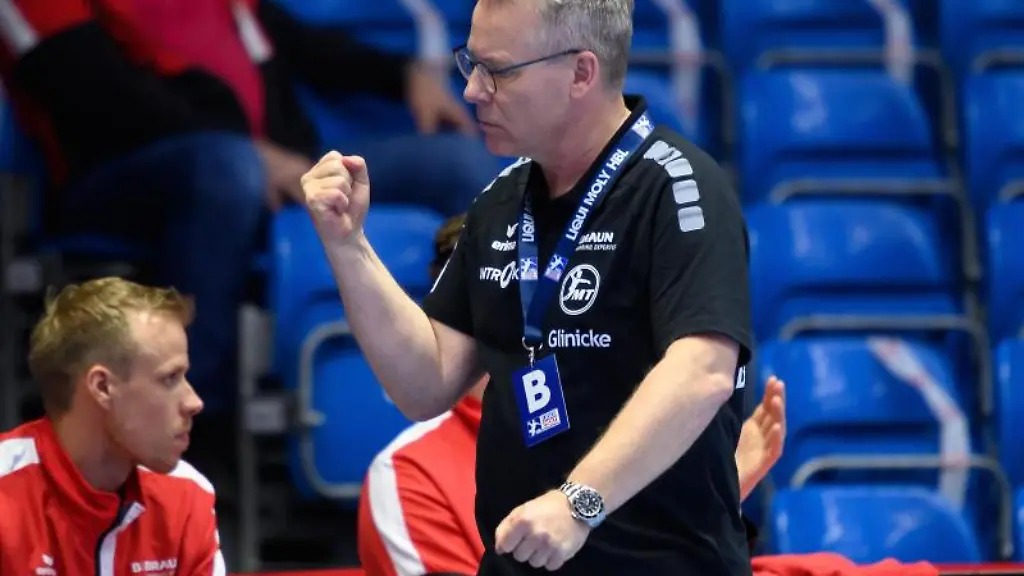 Melsungens-Trainer-Gudmundur-Gudmundsson-gestikuliert