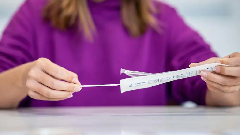 Eine-Schuelerin-macht-einen-Corona-Test
