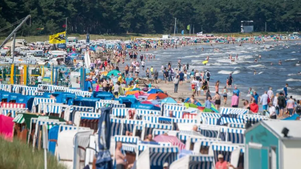 Menschen-bevoelkern-den-Ostseestrand