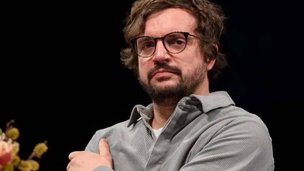 Generalintendanten-Julien-Chavaz-sitzt-auf-der-Buehne-des-Opernhauses