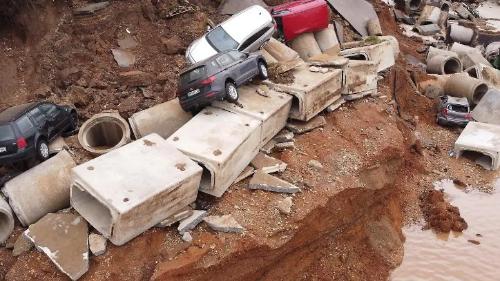 Die-Flutkatastrophe-im-nordrhein-westfaelischen-Erftstadt-spuelt-Autos-auf-die-Seite