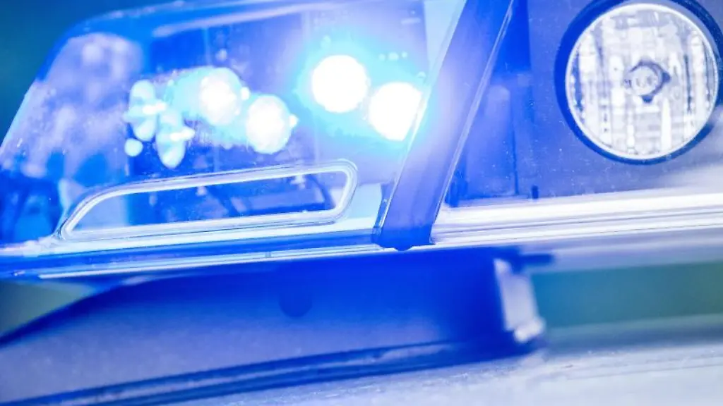 Ein-Blaulicht-leuchtet-auf-dem-Dach-einer-Polizeistreife