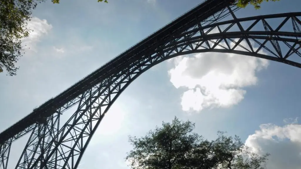 Die-Muengstener-Bruecke-ueberspannt-zwischen-den-Orten-Remscheid-und-Solingen-das-Tal-der-Wupper