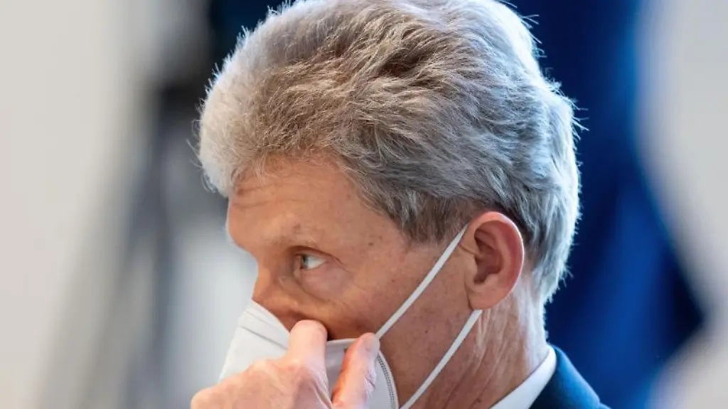 Thueringens-Bildungsminister-Helmut-Holter-Linke-nimmt-an-einer-Landtagssitzung-teil