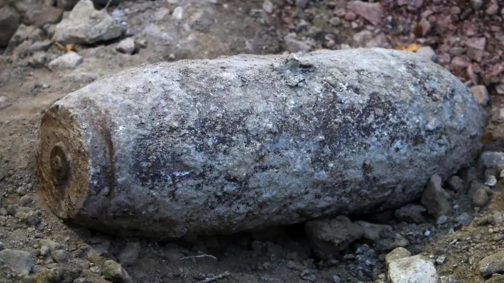 Eine-entschaerfte-Weltkriegsbombe-liegt-in-einer-Baustelle