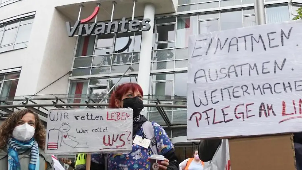 Transparente-mit-der-Aufschrift-wir-retten-Leben-wer-rettet-uns-und-einatmen-ausatmen-weitermachen-Pflege-am-Limit-werden-bei-einer-streikbegleitenden-Kundgebung-vor-der-Vivantes-Zentrale-gezeigt