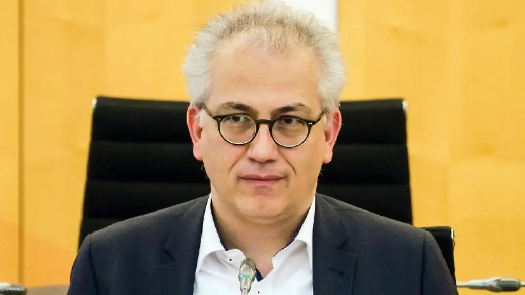 Hessens-Wirtschafts-und-Verkehrsminister-Tarek-Al-Wazir-Gruene-nimmt-an-einer-Landtagssitzung-teil