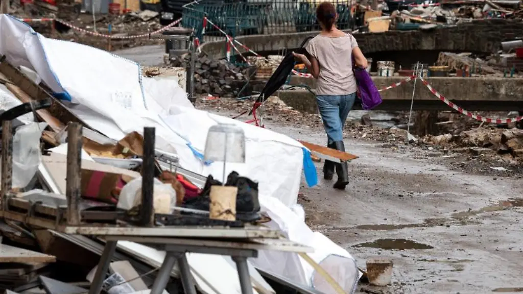 Eine-Frau-geht-durch-die-von-der-Flut-zerstoerte-Innenstadt-von-Bad-Muenstereifel