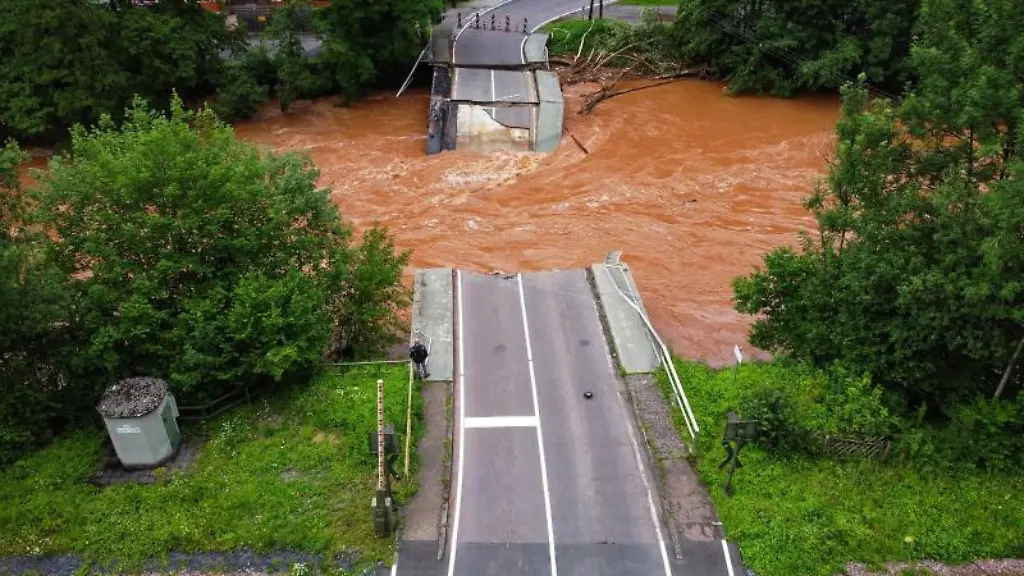 Eine-ueberspuelte-Bruecke-ueber-der-Kyll
