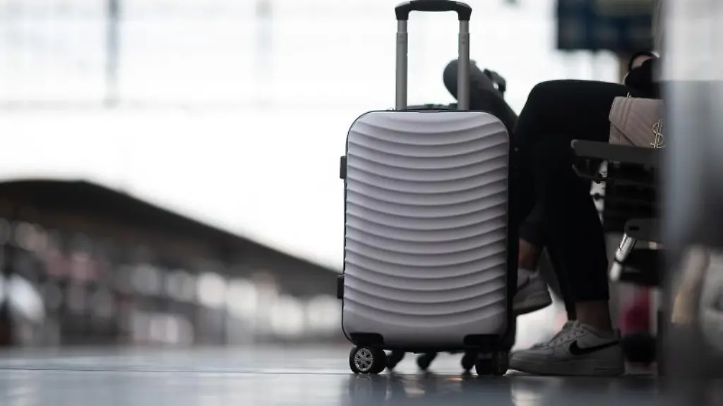 Passagiere-warten-waehrend-dem-bundesweiten-Lokfuehrer-Streik-am-Hauptbahnhof