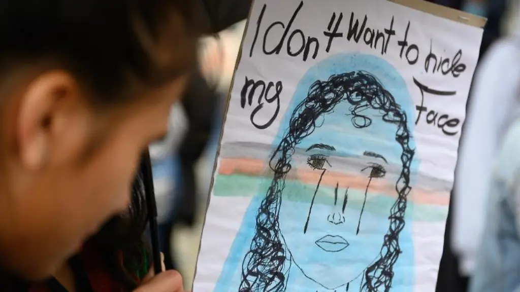 Teilnehmerinnen-einer-Kundgebung-der-Organisation-Seebruecke-gemeinsam-mit-dem-saechsischen-Fluechtlingsrat-und-der-afghanischen-Gemeinschaft-unter-dem-Motto-Luftbruecke-jetzt-halten-ein-Schild-mit-der-Aufschrift-I-don-t-want-hide-my-face-Ich-will-mein-Gesicht-nicht-verstecken-und-demonstrieren-damit-auf-dem-Altmarkt-fuer-eine-Luftbruecke-und-ein-Bleiberecht-fuer-bedrohte-Menschen-aus-Afghanistan