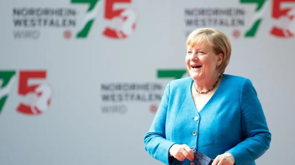 Bundeskanzlerin-Angela-Merkel-geht-auf-dem-roten-Teppich