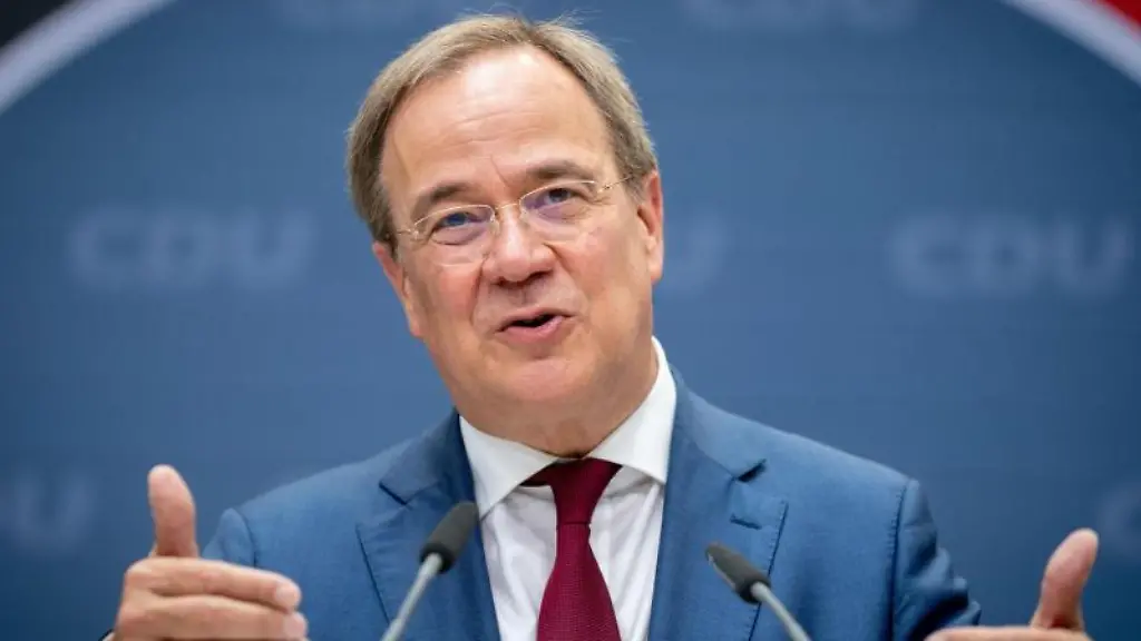 Nordrhein-Westfalens-Ministerpraesident-Armin-Laschet-gibt-eine-Pressekonferenz