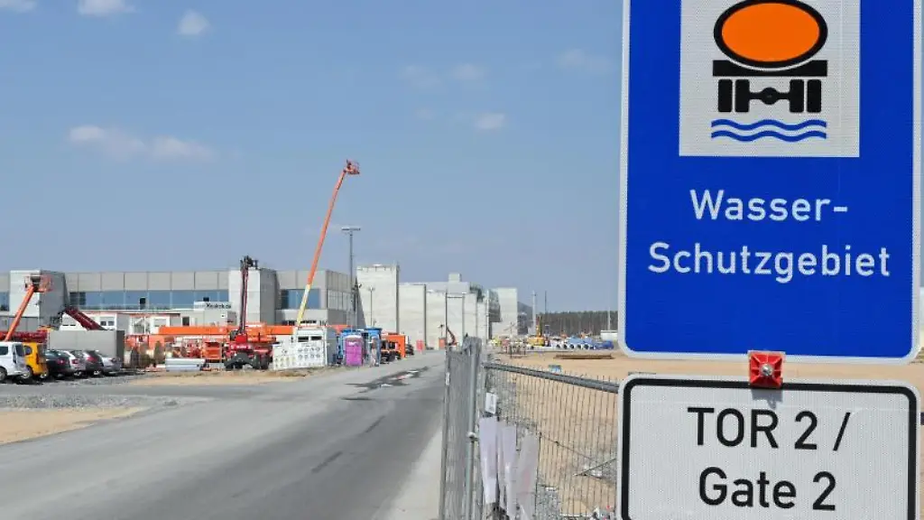 Ein-Verkehrsschild-Wasser-Schutzgebiet-steht-an-der-Zufahrt-zum-Baugelaende-der-Tesla-Gigafactory