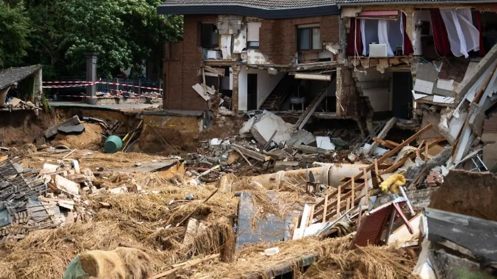 Zerstoerte-Haeuser-nach-der-Flutkatastrophe