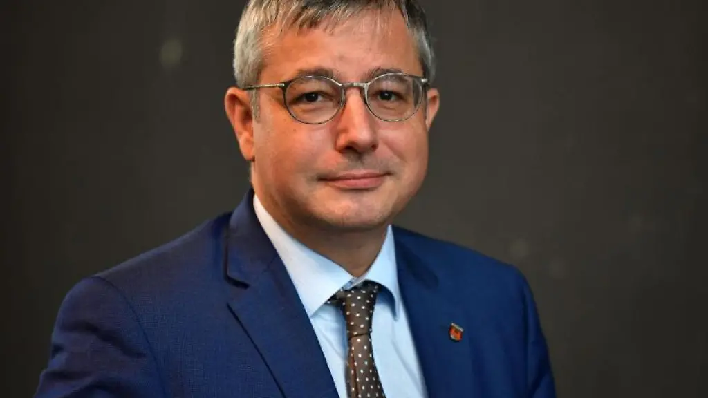 Suhls-Oberbuergermeister-Andre-Knapp-steht-im-Ratssitzungssaal-nach-einer-Pressekonferenz