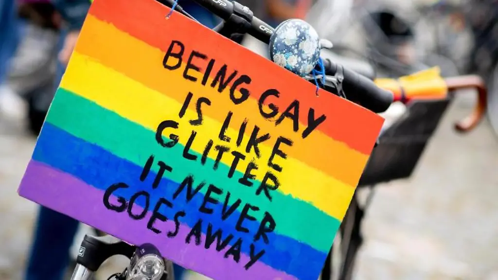 Being-gay-is-like-glitter-it-never-goes-away-steht-zum-Christopher-Street-Day-auf-einem-Schild