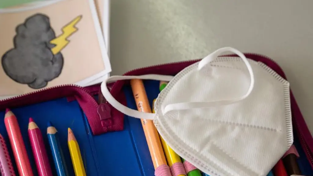 Eine-Maske-liegt-im-Unterricht-auf-einem-Maeppchen