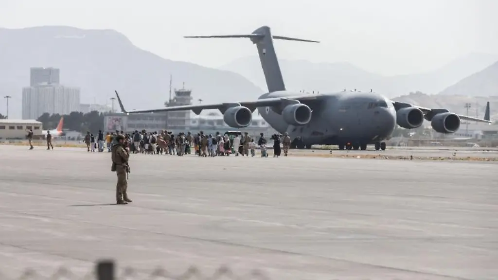 Familien-werden-fuer-deren-Evakuierung-zu-einer-Boeing-C-17-auf-dem-Flughafen-Kabul-geleitet-Foto-U-S