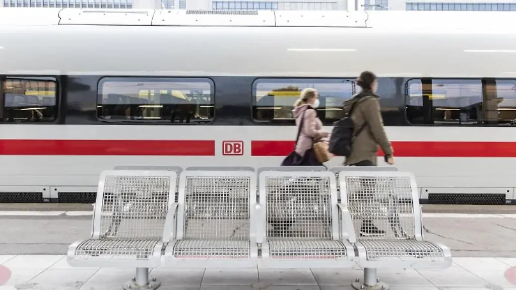 Zwei-Frauen-gehen-am-Stuttgarter-Hauptbahnhof-an-einem-ICE-vorbei