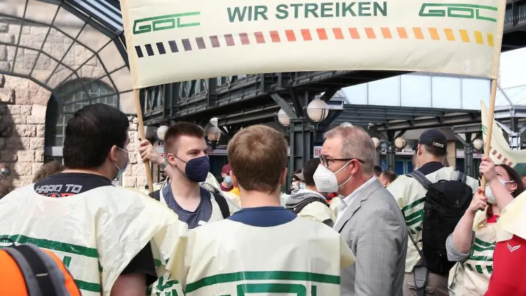 Hartmut-Petersen-Bezirksvorsitzender-des-GDL-Bezirks-Nord-r-spricht-mit-Mitgliedern