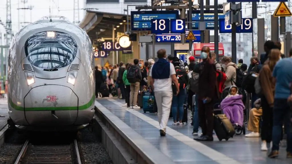 Passagiere-warten-waehrend-des-bundesweiten-Lokfuehrer-Streiks-am-Hauptbahnhof-Frankfurt-auf-einen-einfahrenden-Zug