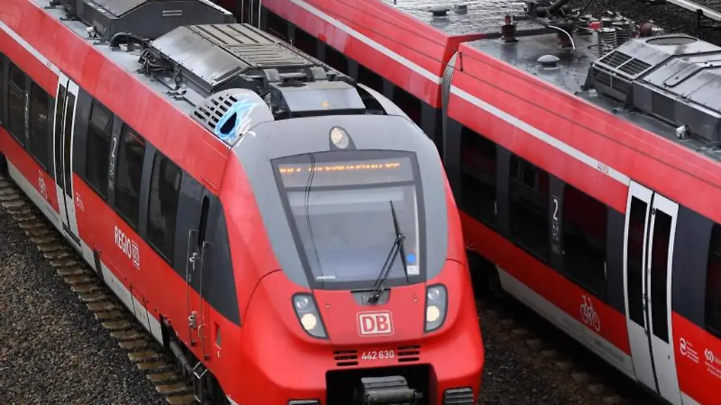 Regionalzuege-der-Deutschen-Bahn-fahren-ueber-die-Gleise